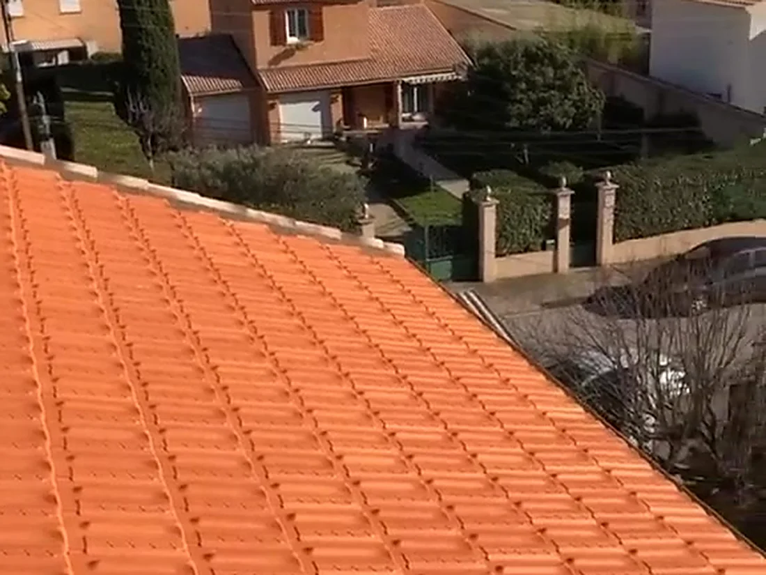 Toiture rénovée par Baucols Couverture, tuiles propres et faîtage neuf