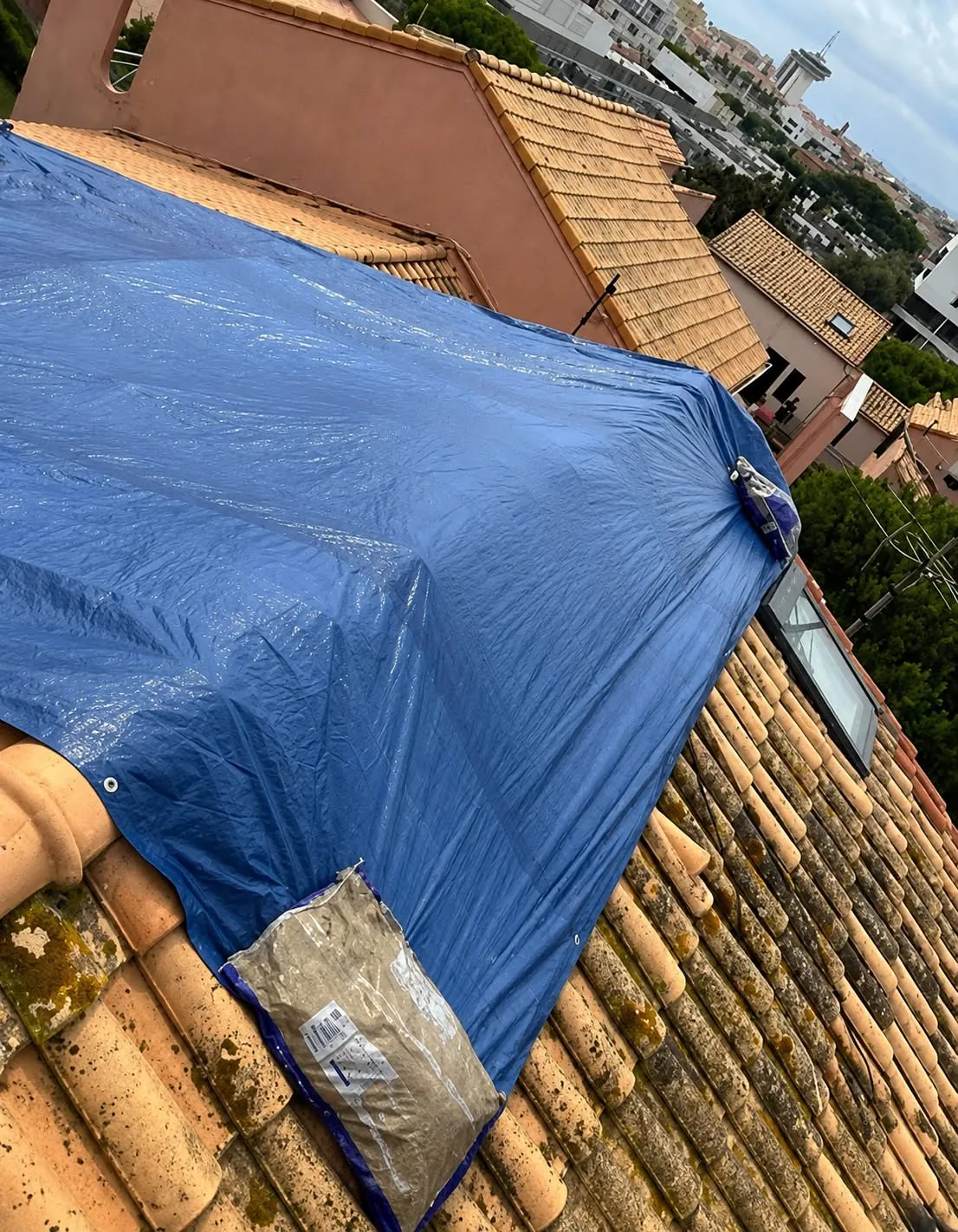 Bâchage d'urgence d'une toiture avant intempéries