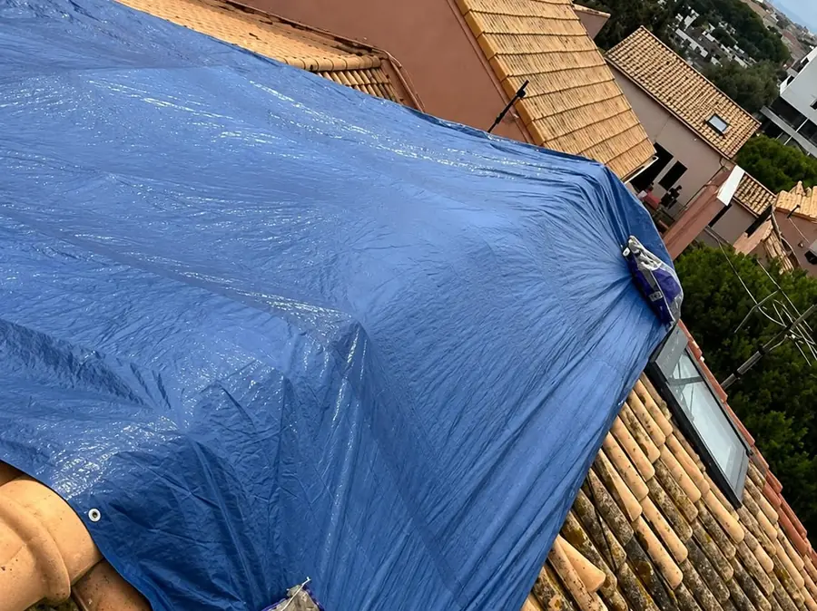 Bâchage d'urgence d'une toiture endommagée