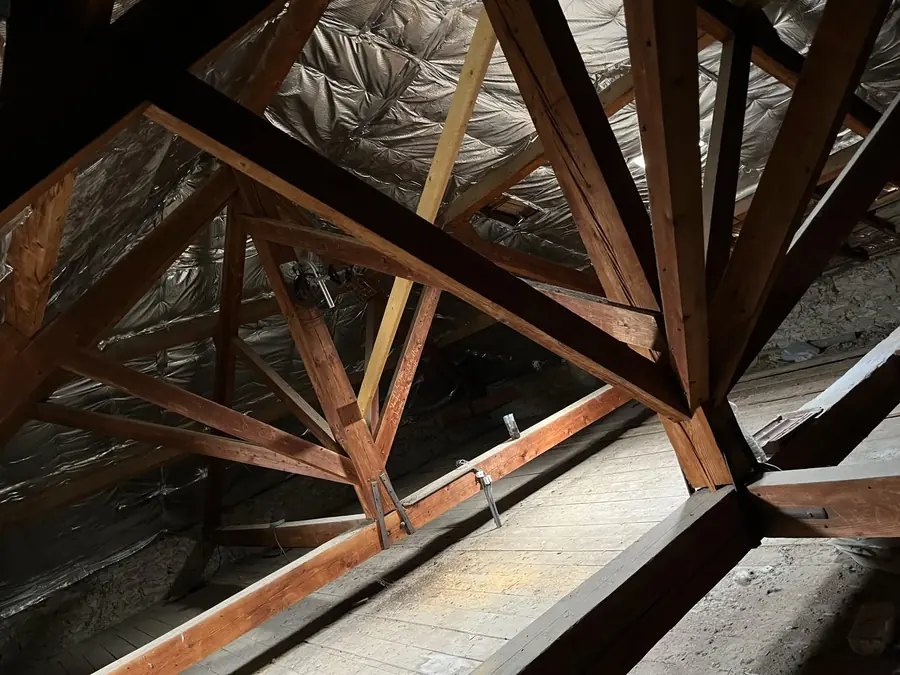 Charpente traditionnelle en bois inspectée par un charpentier dans le Var