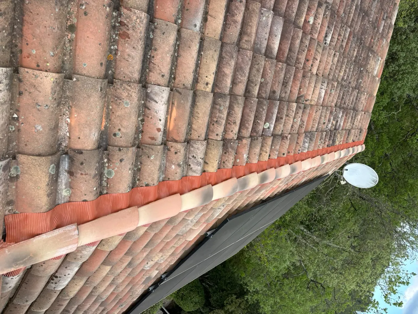 Toiture en tuiles vue depuis le faîtage, chantier en région PACA