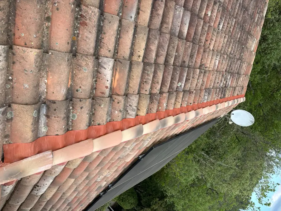 Toiture en tuiles nettoyée et démoussée en Provence