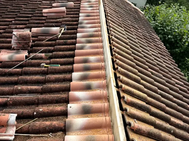 Gouttière et zinguerie neuves posées sur une toiture