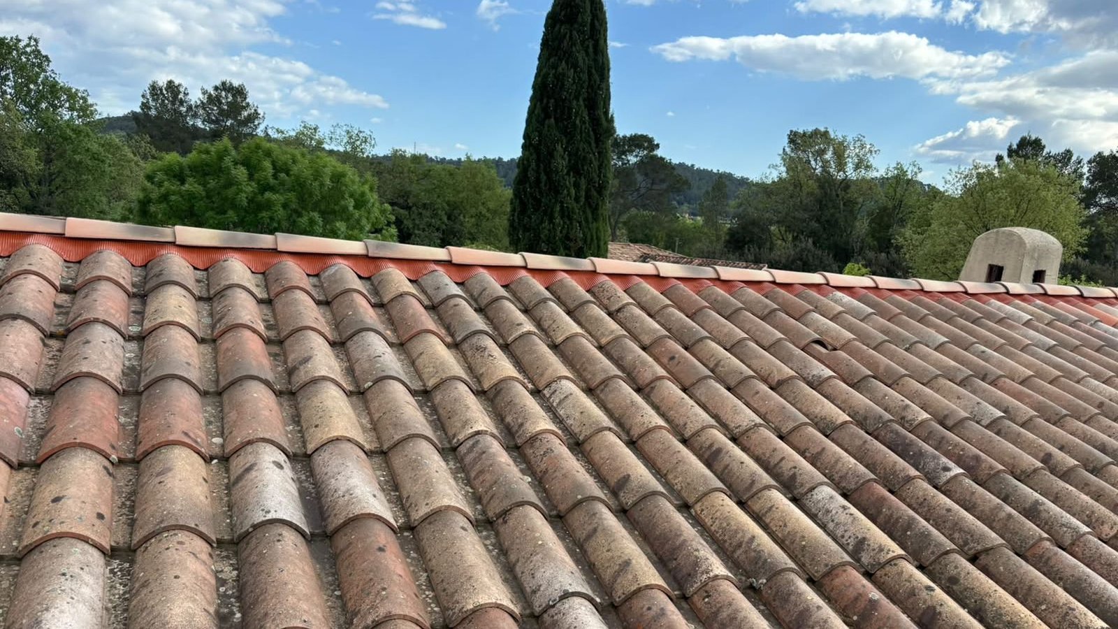 Toiture en tuiles rénovée en Provence